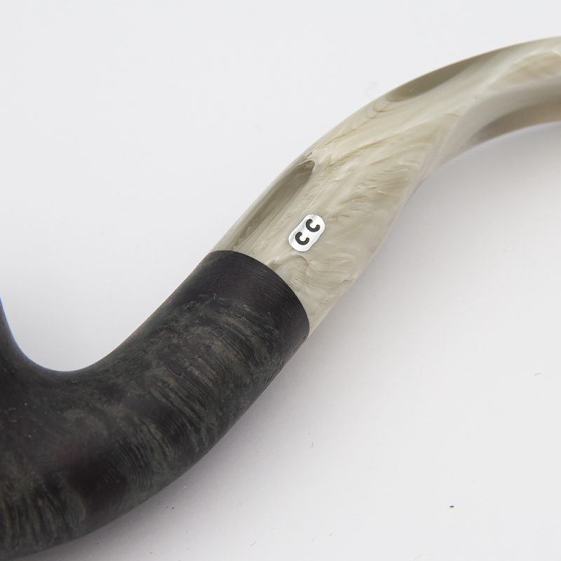 grafitowy cybuch połączony z białym drewnianym ustnikiem