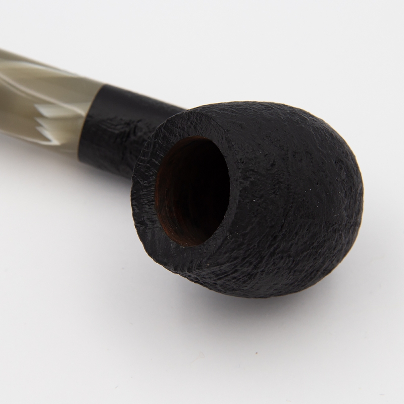 czarny drewniany cybuch ze zdobieniami