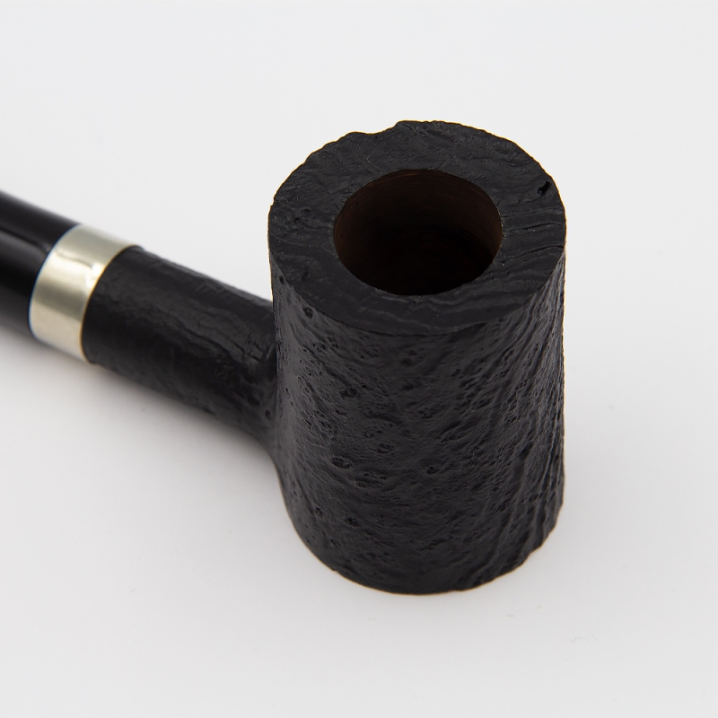 czarny drewniany cybuch w kształcie komina