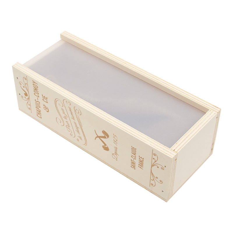 pudełko z napisami i plastikową szybką