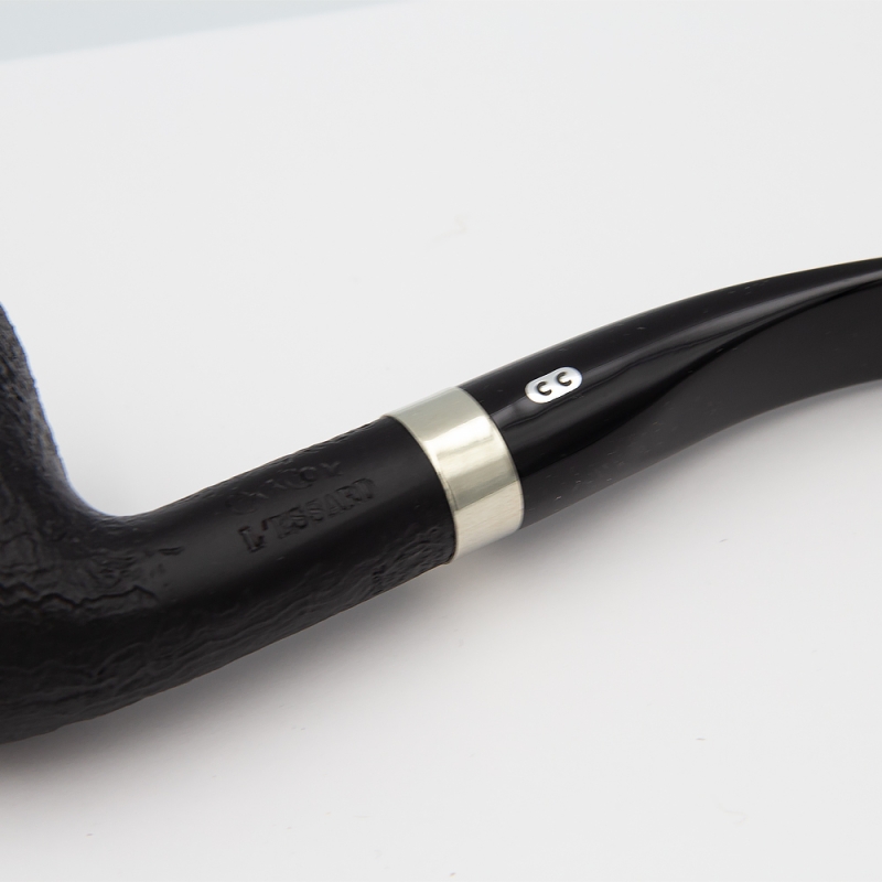 czarna lakierowana fajka marki Chacom ze srebrnym łączeniem na ustniku