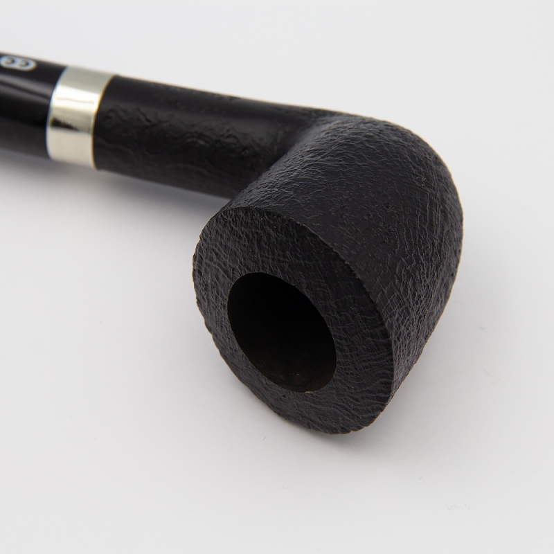 zakrzywiony czarny cybuch w ciekawym kształcie