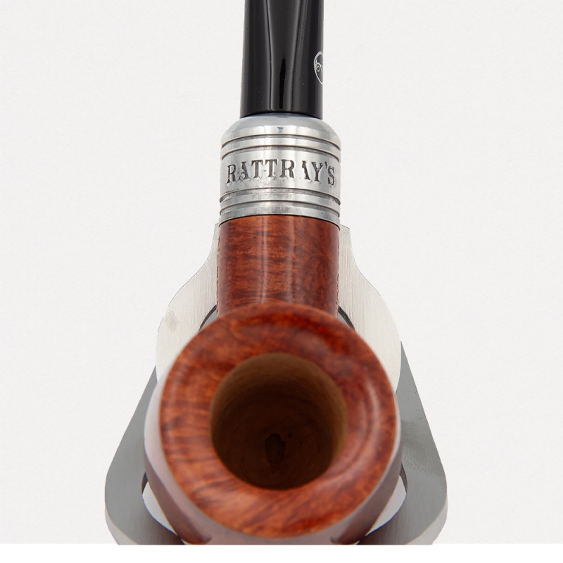 wygrawerowany zczarniały napis RATTRAYS na chromowanym łączeniu z ustnikiem