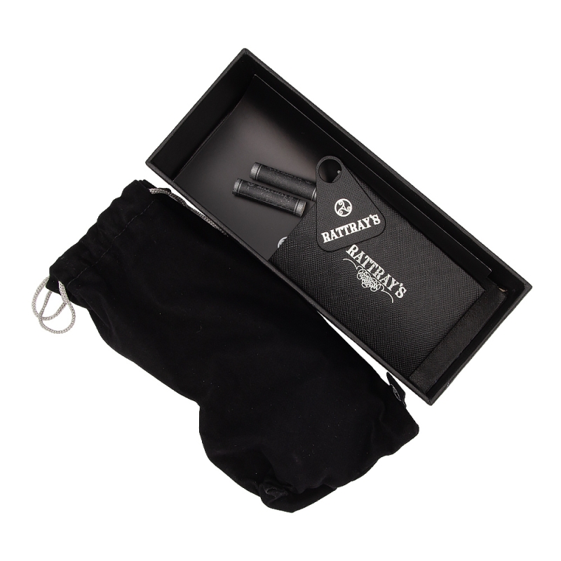 otwarte pudełko z woreczkiem na fajke i akcesoriami