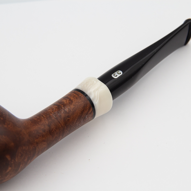 biały element z drewna na łączeniu czarnego ustnika z cybuchem