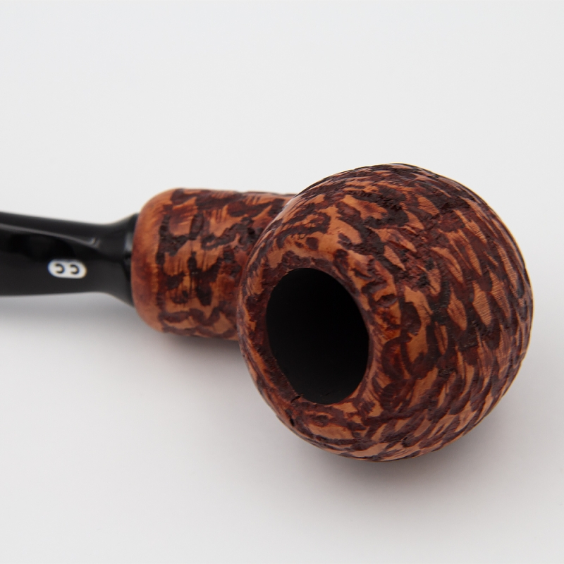 drewniany cybuch w kolorze rudego drewna z czarnym ustnikiem