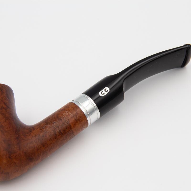 srebrny chromowany element łączenia czarnego ustnika z cybuchem