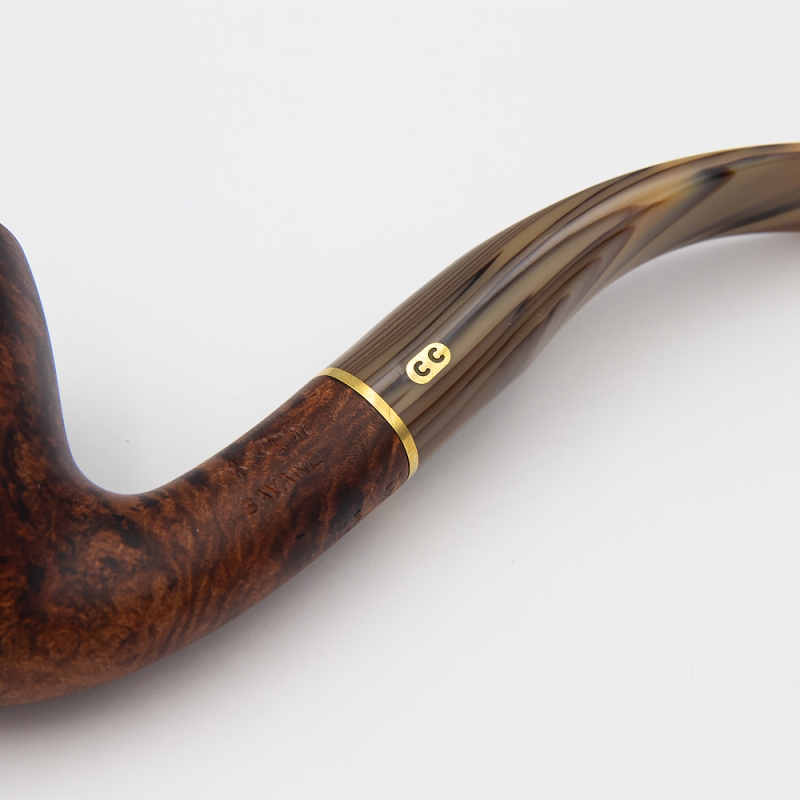 złota linia na łączeniu jasno drewnianego ustnika z cybuchem