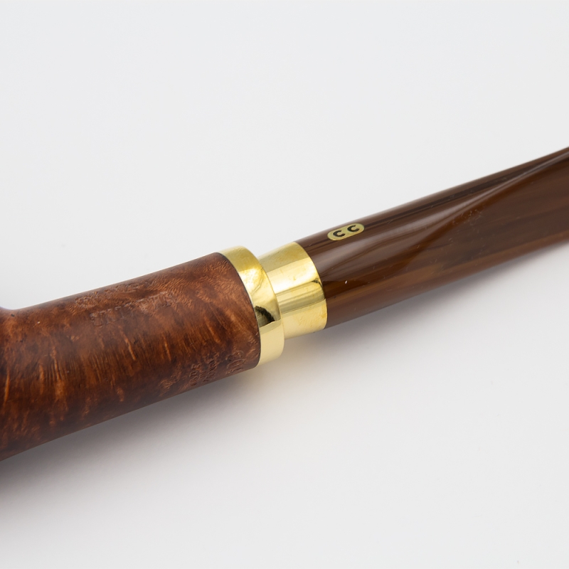 złoty zwężony element łączenia cybucha z ciemnobrązowym ustnikiem