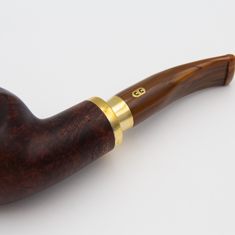 złoty zwężony element łączenia ciemnego cybucha z jasno drewnianym ustnikiem