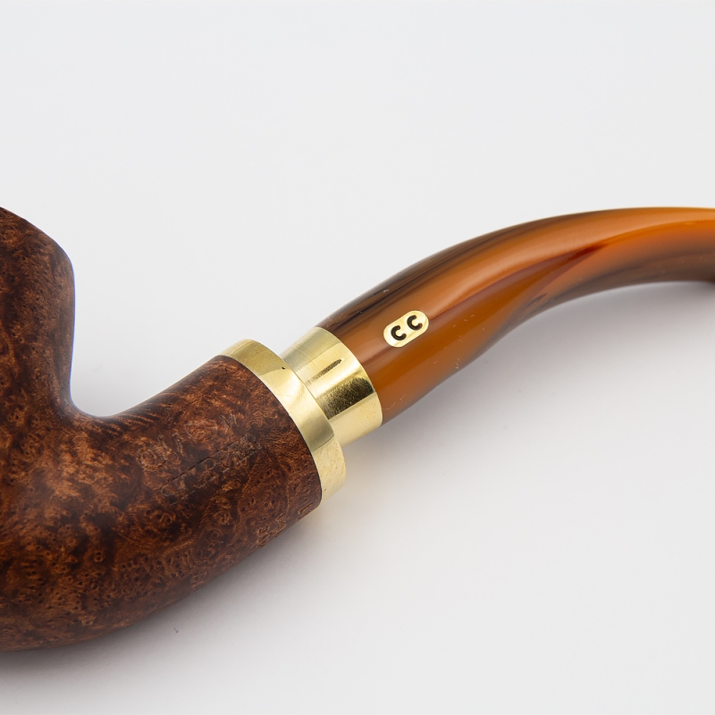 jasno złoty polerowany element łączenia cybucha z rudo drewnianym ustnikiem