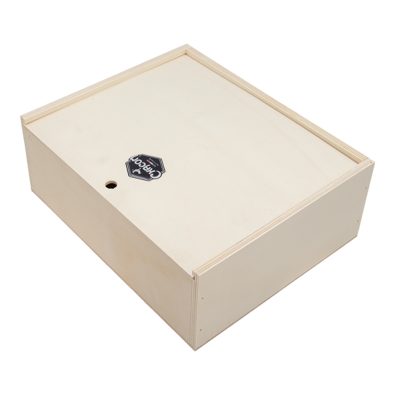 jasno drewniane pudełko prezentowe z akcesoriami fajkowymi w środku