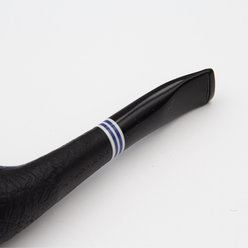 biało niebieski element łączenie cybucha fajki z czarnym ustnikiem