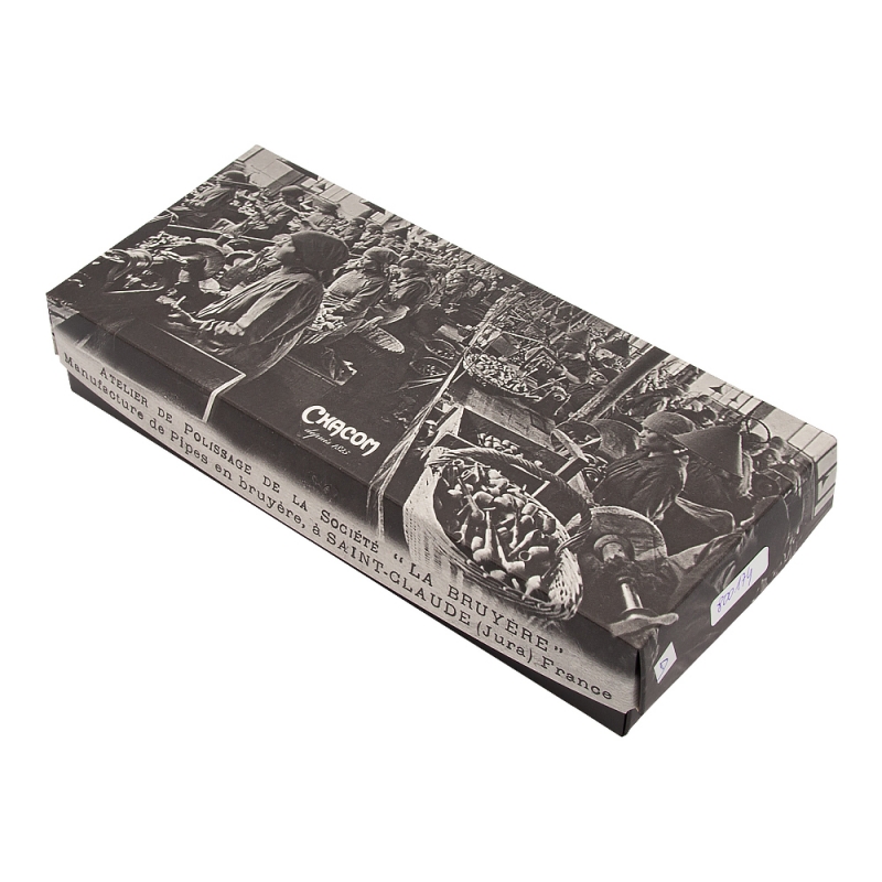 zamknięte pudełko od zestawu startowego w kolorze czarnym i białym