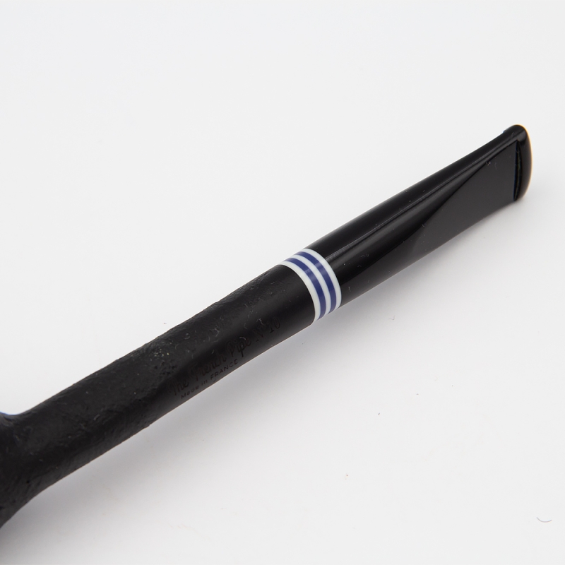 niebiesko białe łącznie liniowe czarnego ustnika z cybuchem