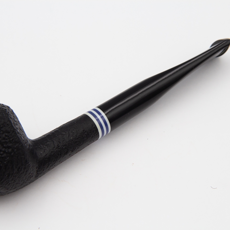 czarny prosty ustnik od fajki z niebiesko białym łączeniem