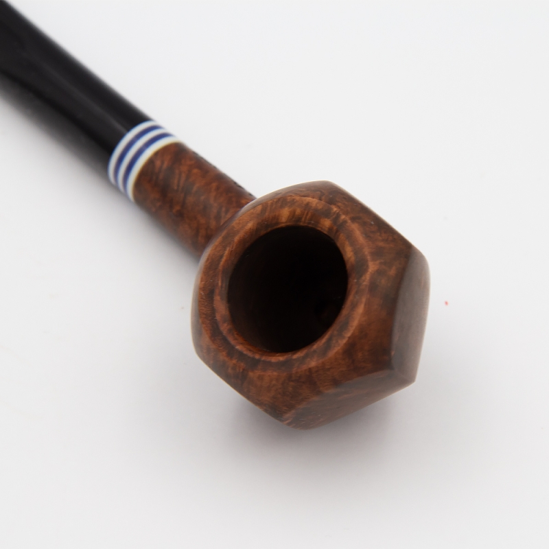 jasno drewniany cybuch w kształcie sześcianu