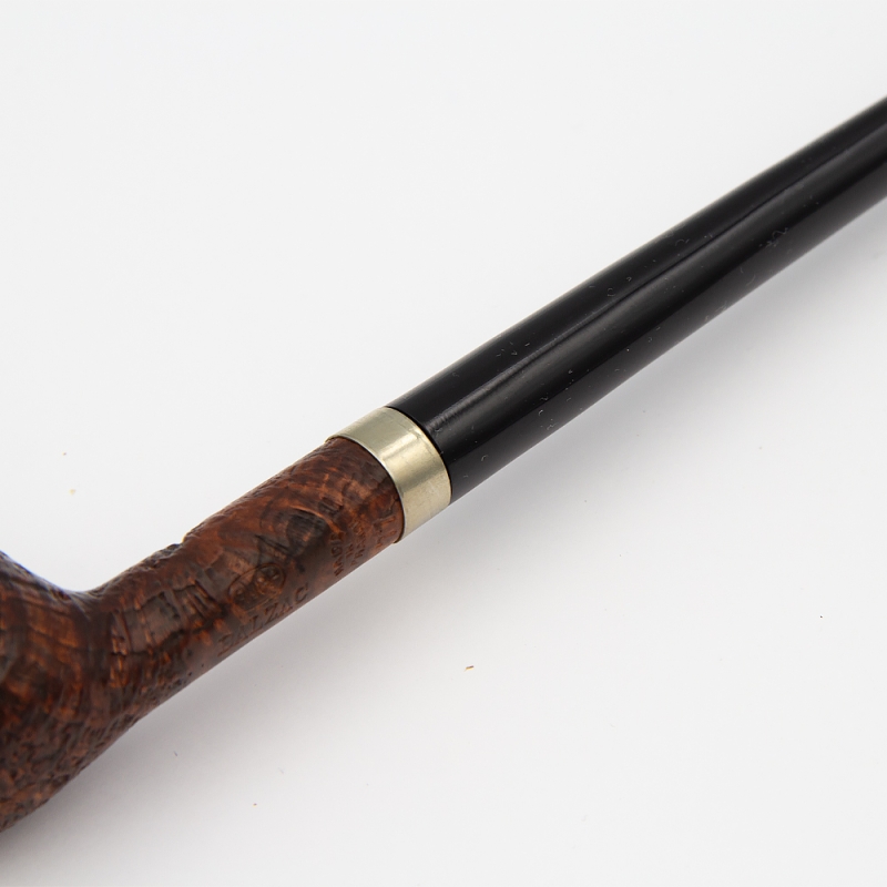 lekko złoty element łączenia czarnego długiego ustnika z cybuchem