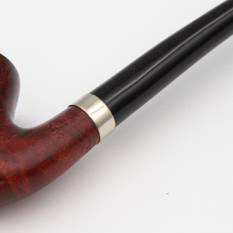 srebrny chromowany element łączenia z czarnym długim ustnikiem