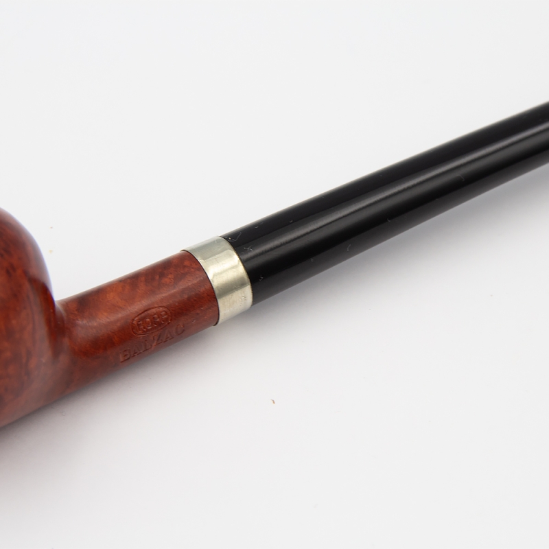 srebrny element na łączeniu cybucha z czarnym długim ustnikiem