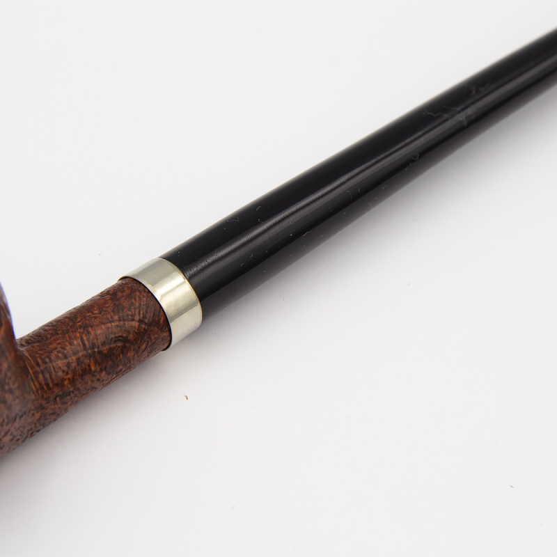 srebrny element na łączeniu cybucha z czarnym długim ustnikiem