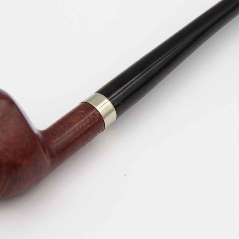 srebrny element łącznia cybucha z czarnym prostym ustnikiem