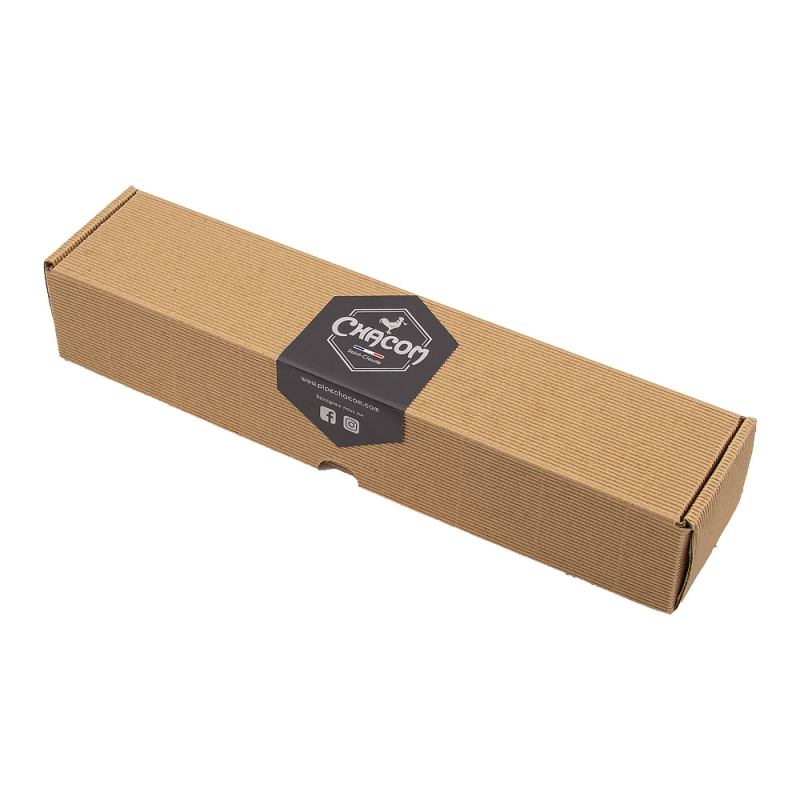 długie kartonowe pudełko z czarną naklejką z logiem Chacom