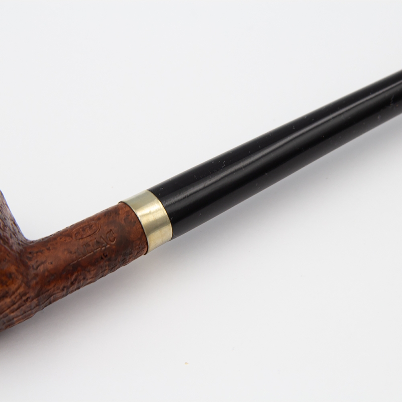 srebrne łączenie czarnego ustnika z cybuchem z widoczną oksydacją