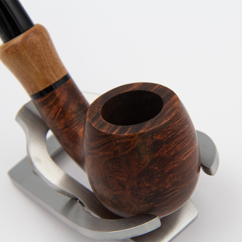 ustawiony cybuch z drewna z krzywym łączeniem