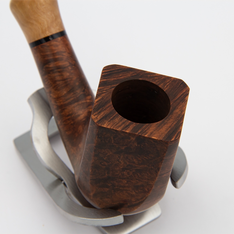 ustawiony cybuch od fajki z drewna w kształcie przekrzywionego komina