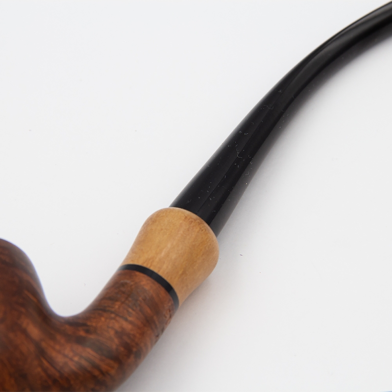 jasno drewniane łączenie czarnego zakrzywionego ustnika z cybuchem