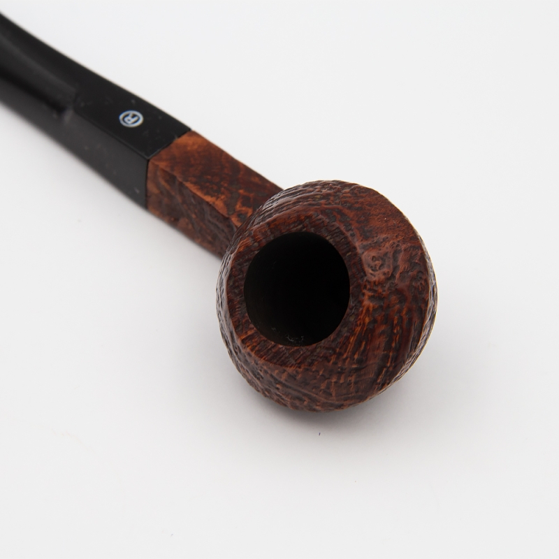 drewniany zwężony na górze z wyciętą linią cybuch w kolorze ciemnego drewna