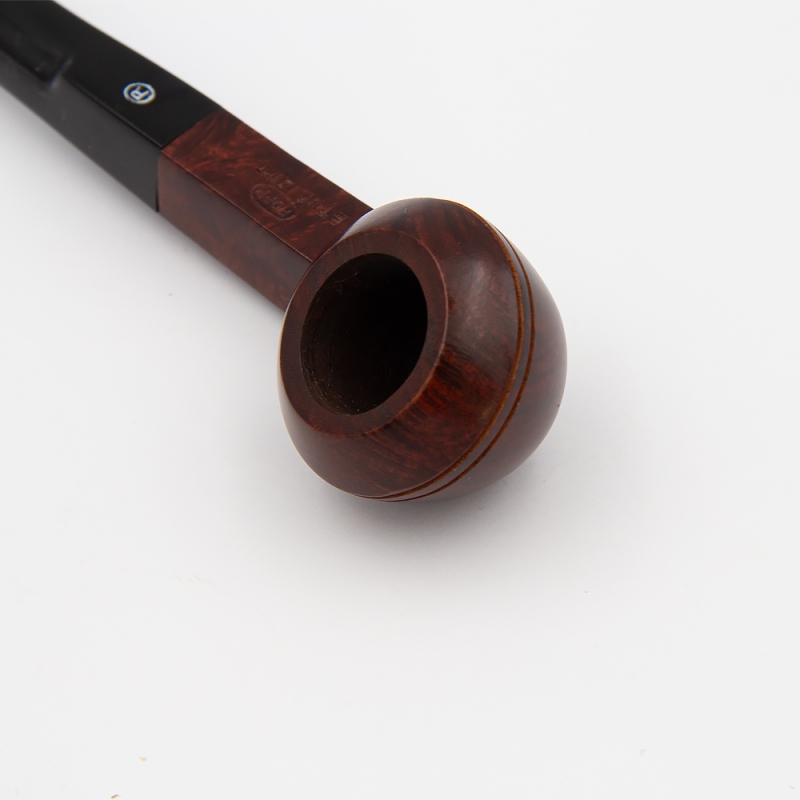 zwężony na górze drewniany cybuch z wyciętą linią i zakrzywionym czarnym ustnikiem