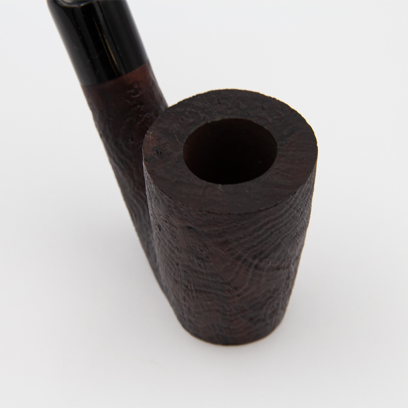 unikalny cybuch zwężony na kształt litery V w kolorze czarnego drewna