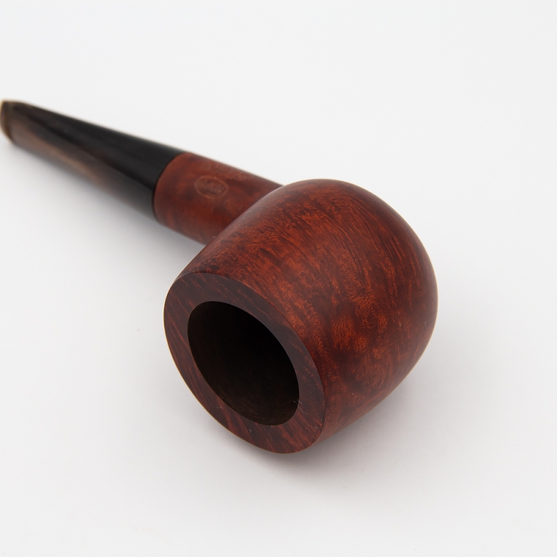 duży cybuch w kolorze czerwonego drewna z małym czarnym ustnikiem