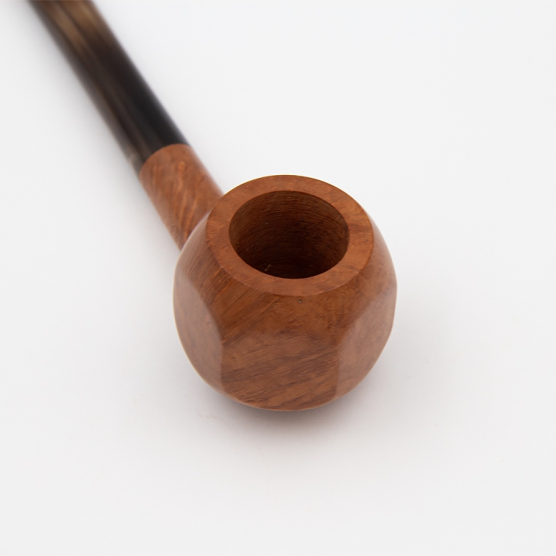 mały cybuch od fajki z jasnego drewna z czarnym ustnikiem