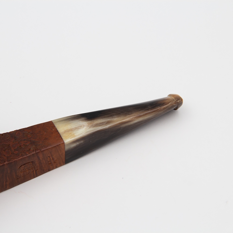 czarno biały mały ustnik od fajki