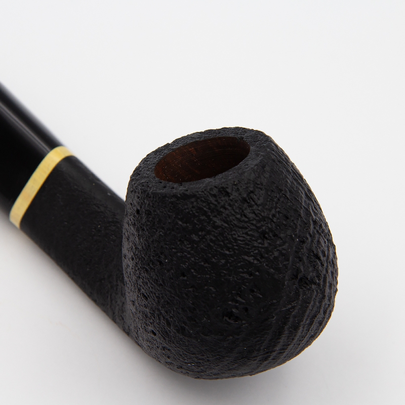 czarny cybuch od fajki z wyraźnymi wcięciami