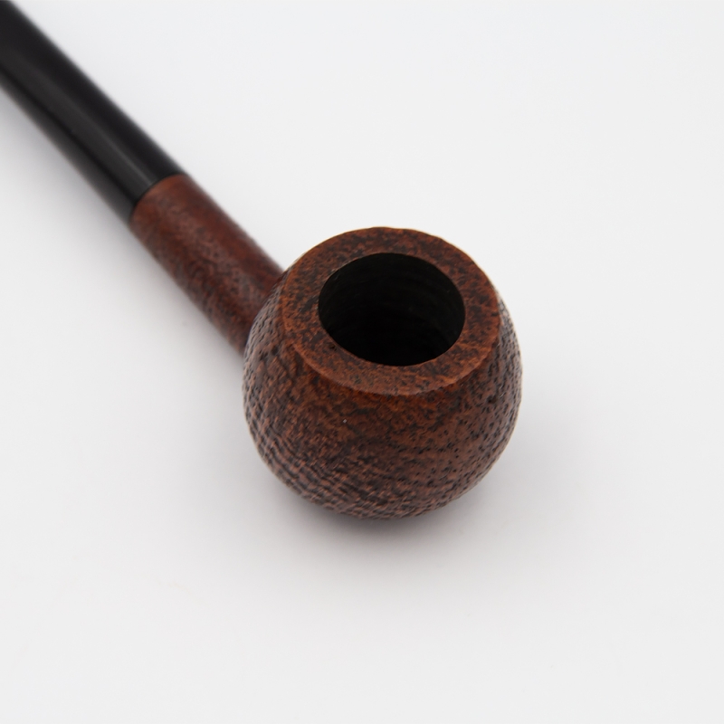 mały okrągły cybuch od fajki z czarnym ustnikiem