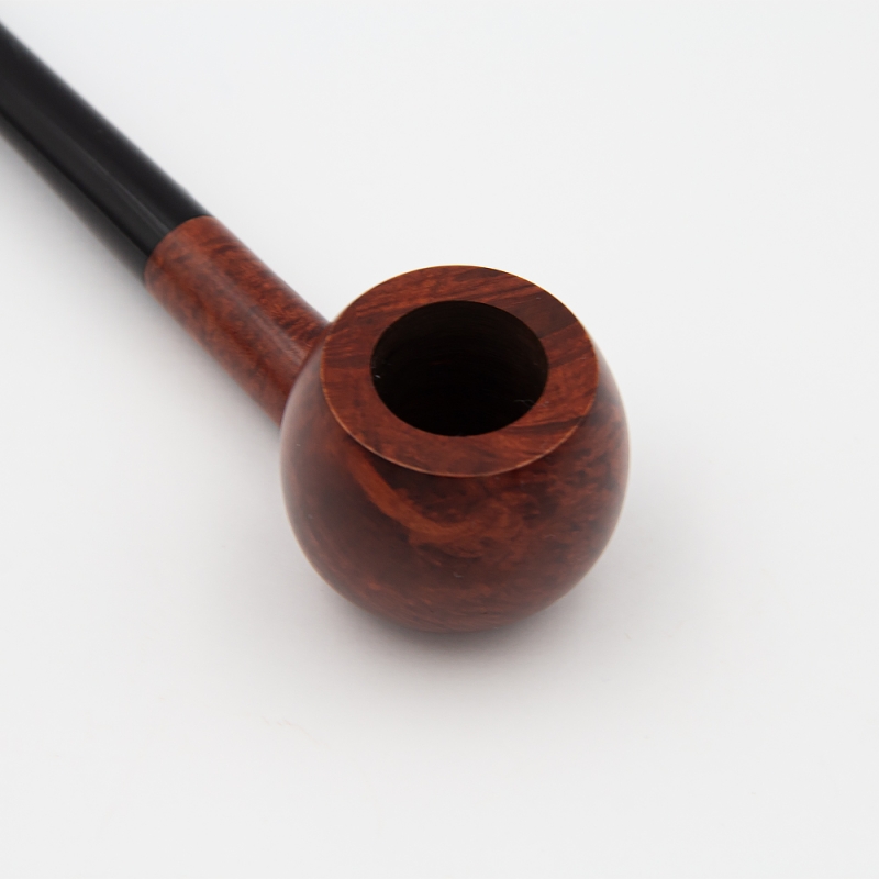 mały okrągły cybuch od fajki w kolorze czerwionego drewna z czarnym ustnikiem