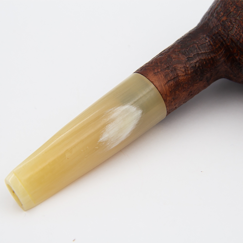 ustnik z białego drewna z białą drewnianą kropką