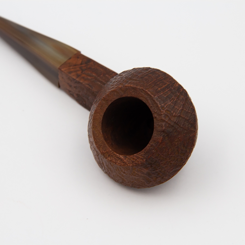 drewniany cybuch z wyciętą linią z szarym ustnikiem