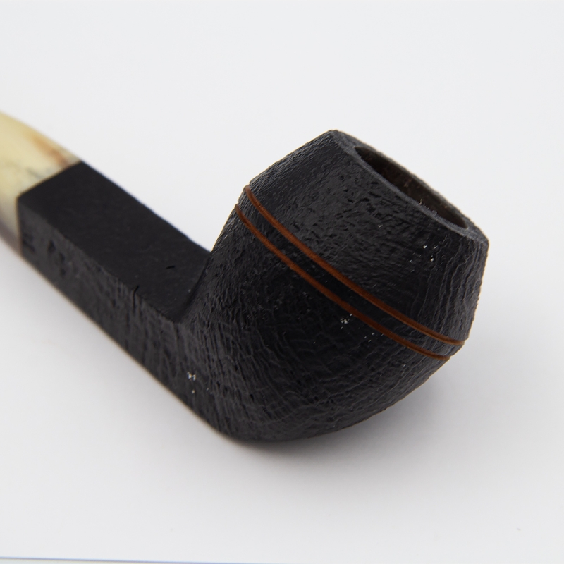 czarny cybuch z wyciętą linią i czerwonymi kreskami