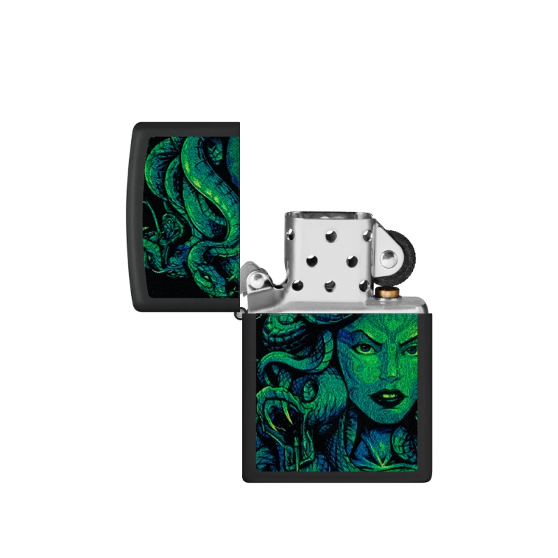 otwarta zapalniczka z widocznym srebrnym kominkiem i grafika ciągnącą się z obudowy