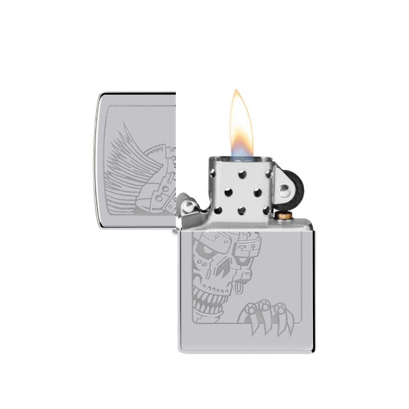 odpalona zapalniczka z jasnym płomieniem nad chromowanym kominkiem