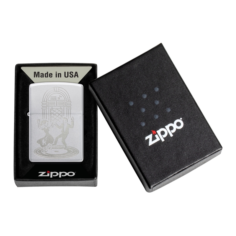 zapalniczka umieszczona w pudełku prezentowym Zippo z widocznym matowym chromowanym wykończeniem