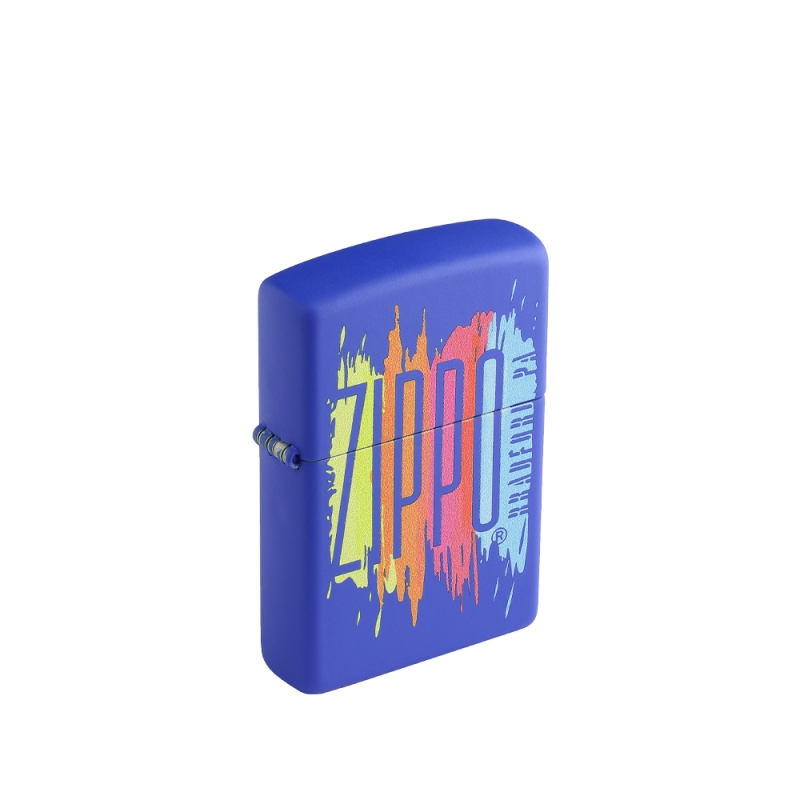 obudowa zapalniczki w matowym Royal Blue z dużym kolorowym napisem Zippo na froncie i akcentami grafiki