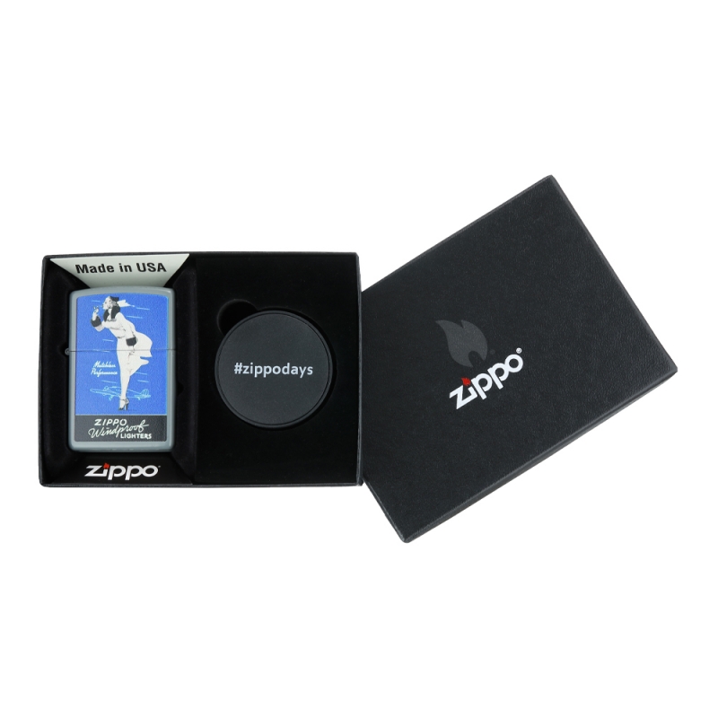 zapalniczka umieszczona w pudełku prezentowym Zippo z widoczną szarą obudową i kolorowym wzorem