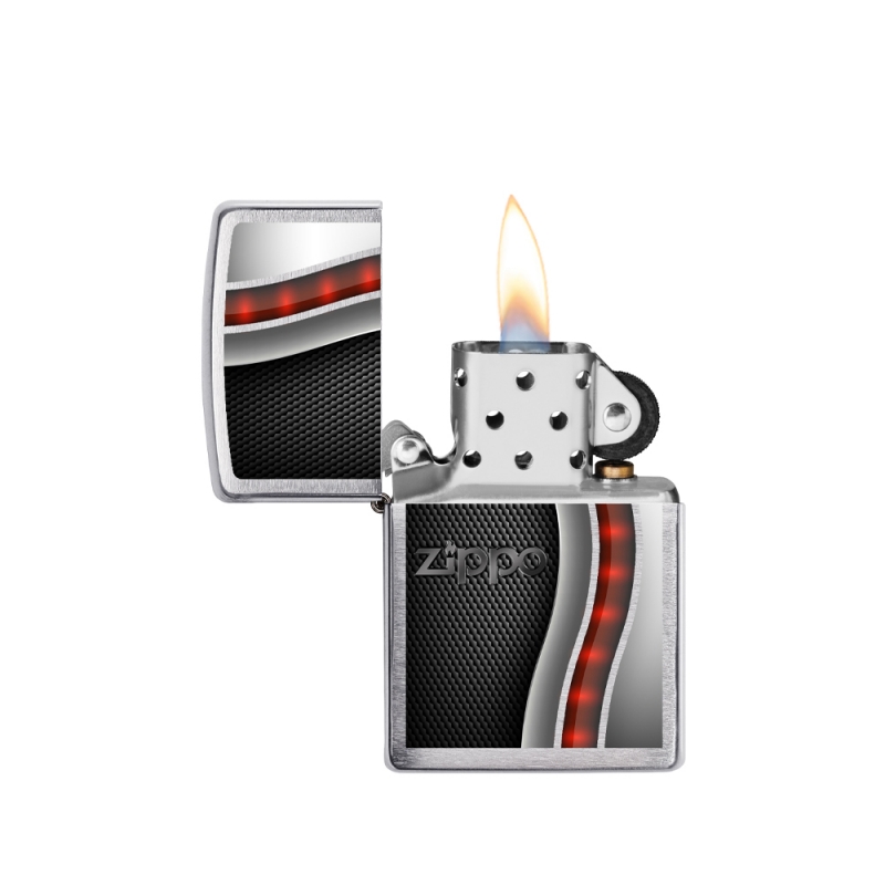 odpalona zapalniczka z jasnym płomieniem nad chromowaną obudową podkreślającym blask