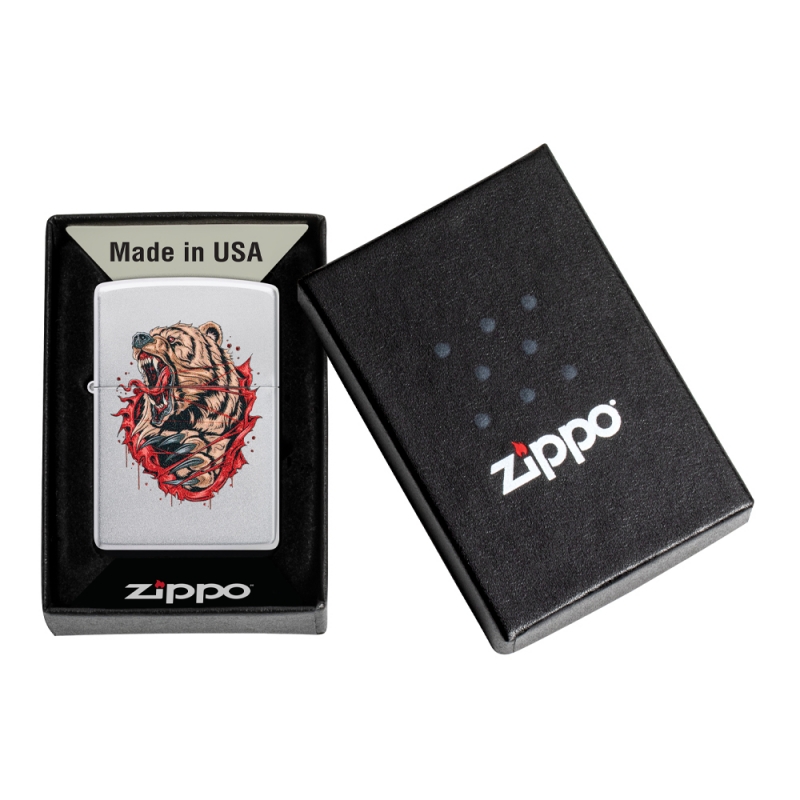 zapalniczka umieszczona w pudełku prezentowym Zippo z widocznym chromowanym designem